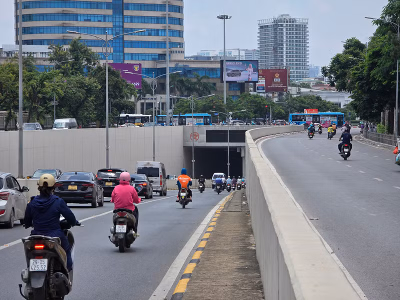 Theo lãnh đạo TP Hà Nội, hiện tỷ lệ vận tải hành khách công cộng trên toàn Thành phố còn hạn chế, chỉ khoảng 20%. Thời gian tới, đến năm 2030, tỷ lệ này sẽ phải cố gắng nâng lên 35%, thậm chí 40%. Riêng đối với vành đai 1, mục tiêu là nâng tỷ lệ vận tải hành khách công cộng lên gấp đôi so với tỷ lệ chung của Thành phố, đạt 40%. a9.jpg