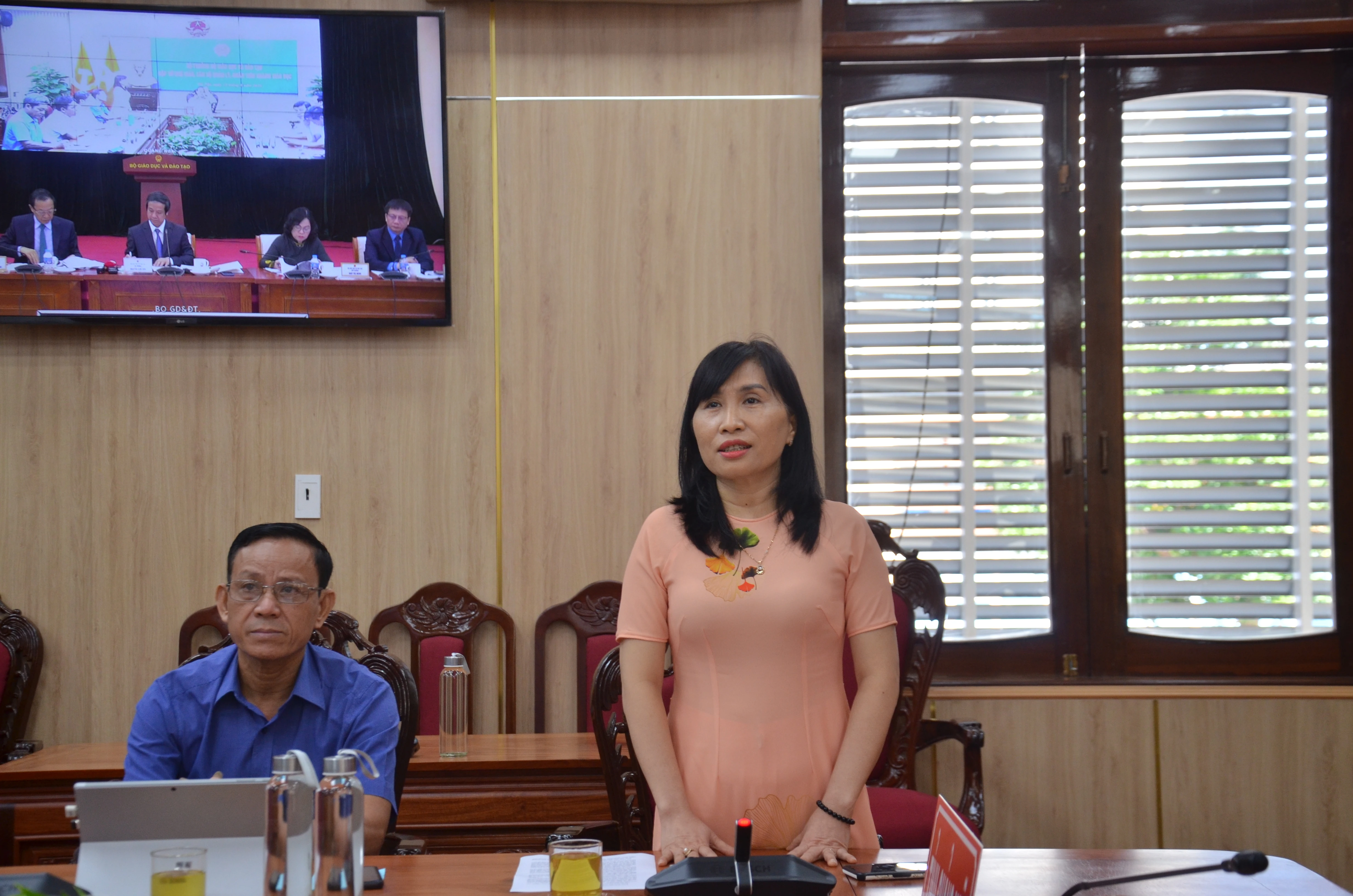 Cô Lưu Trương Kim Tuyền - Giáo viên Trường Tiểu học Nghĩa Lộ nêu tâm tư, nguyện vọng từ điểm cầu Quảng Ngãi.
