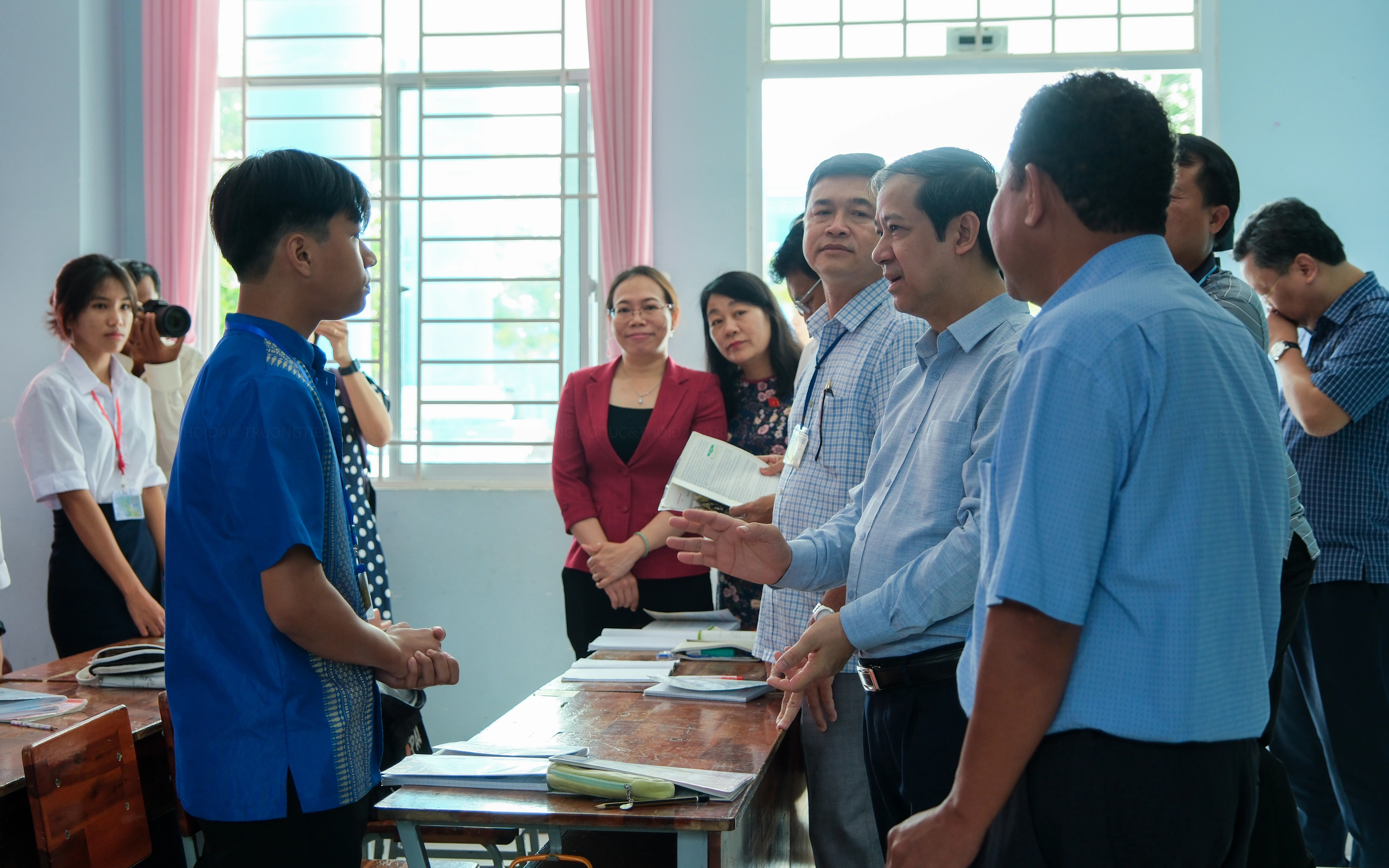 Em Lý thanh Bình - học sinh lớp 10 của Trường THPT dân tộc nội trú Huỳnh Cương cho biết: "Việc học tại trường rất vui, bữa ăn tại trường rất đầy đủ và rất no". Em Lý thanh Bình - học sinh lớp 10 của Trường THPT dân tộc nội trú Huỳnh Cương cho biết: "Việc học tại trường rất vui, bữa ăn tại trường rất đầy đủ và rất no".
