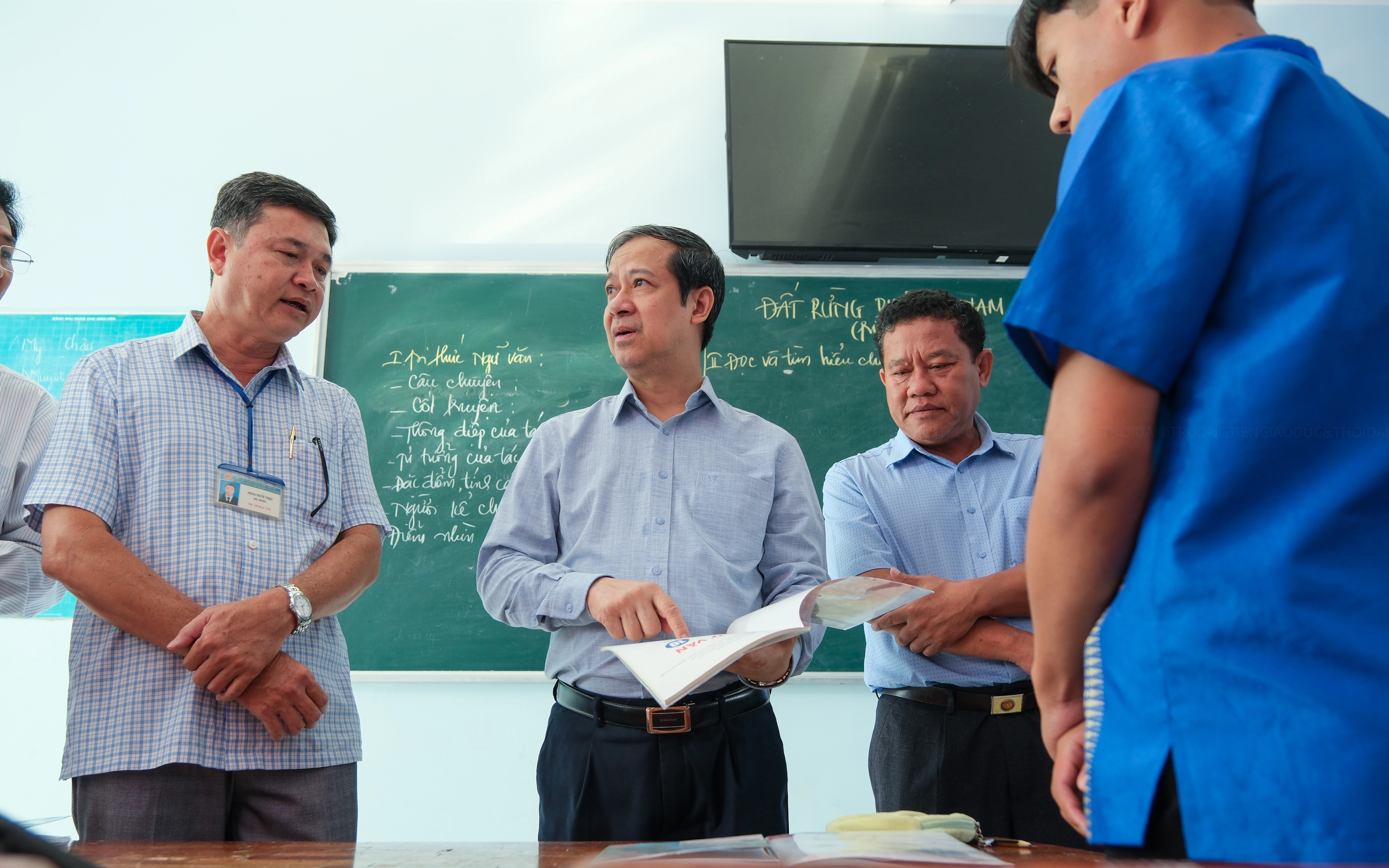 Em Lý thanh Bình - học sinh lớp 10 của Trường THPT dân tộc nội trú Huỳnh Cương cho biết: "Việc học tại trường rất vui, bữa ăn tại trường rất đầy đủ và rất no". Em Lý thanh Bình - học sinh lớp 10 của Trường THPT dân tộc nội trú Huỳnh Cương cho biết: "Việc học tại trường rất vui, bữa ăn tại trường rất đầy đủ và rất no".