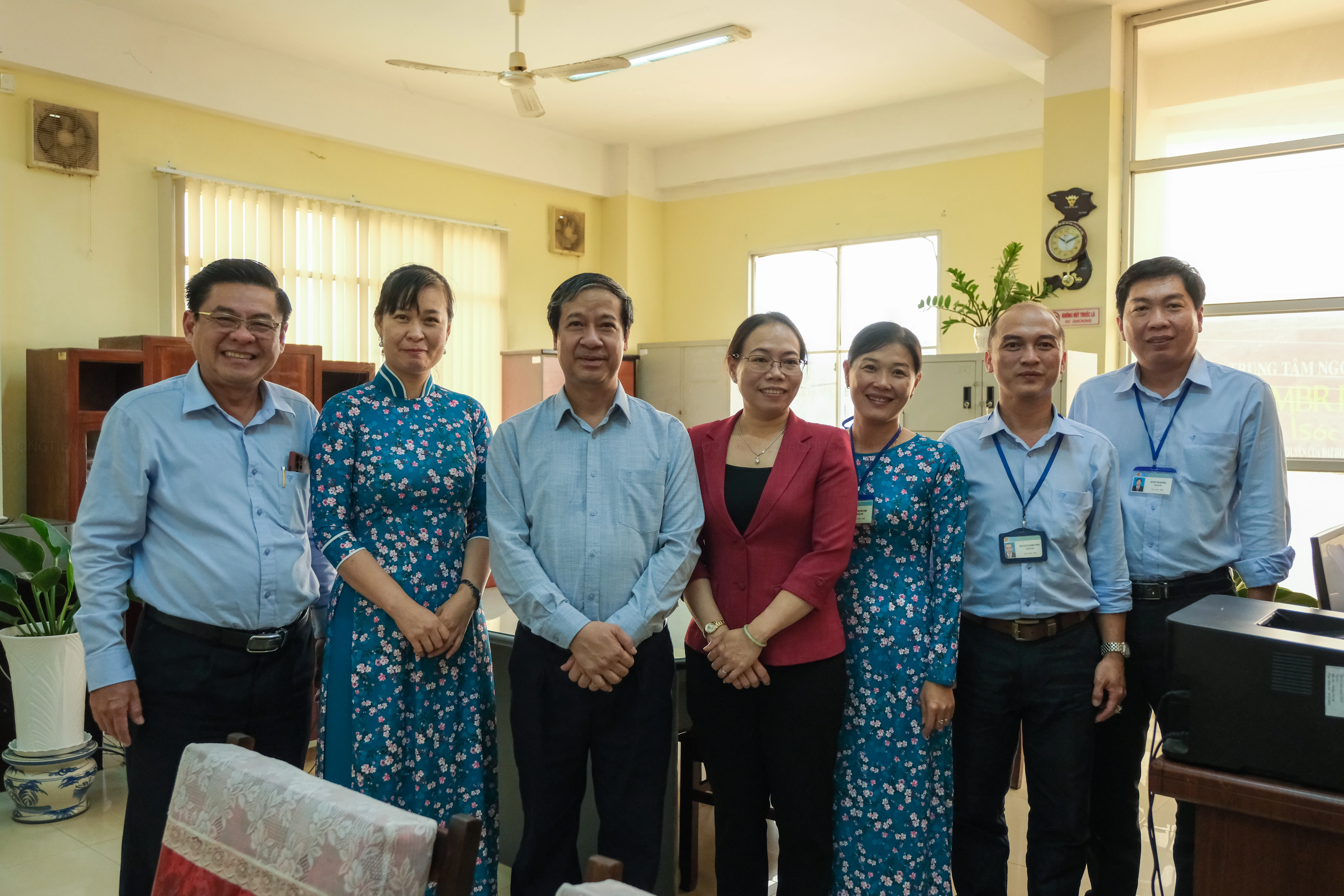 Bộ trưởng nhấn mạnh: Lãnh đạo Bộ luôn xác định tài sản lớn nhất, quý giá nhất của ngành là lực lượng nhà giáo. Khâu đột phá nhất là phát ra những đột phá nhất mà chúng ta cần phải hoàn thiện là phát triển lực lượng nhà giáo, sau đó mới đến cơ sở, quản trị, chuyển đổi số... Bộ trưởng nhấn mạnh: Lãnh đạo Bộ luôn xác định tài sản lớn nhất, quý giá nhất của ngành là lực lượng nhà giáo. Khâu đột phá nhất là phát ra những đột phá nhất mà chúng ta cần phải hoàn thiện là phát triển lực lượng nhà giáo, sau đó mới đến cơ sở, quản trị, chuyển đổi số...