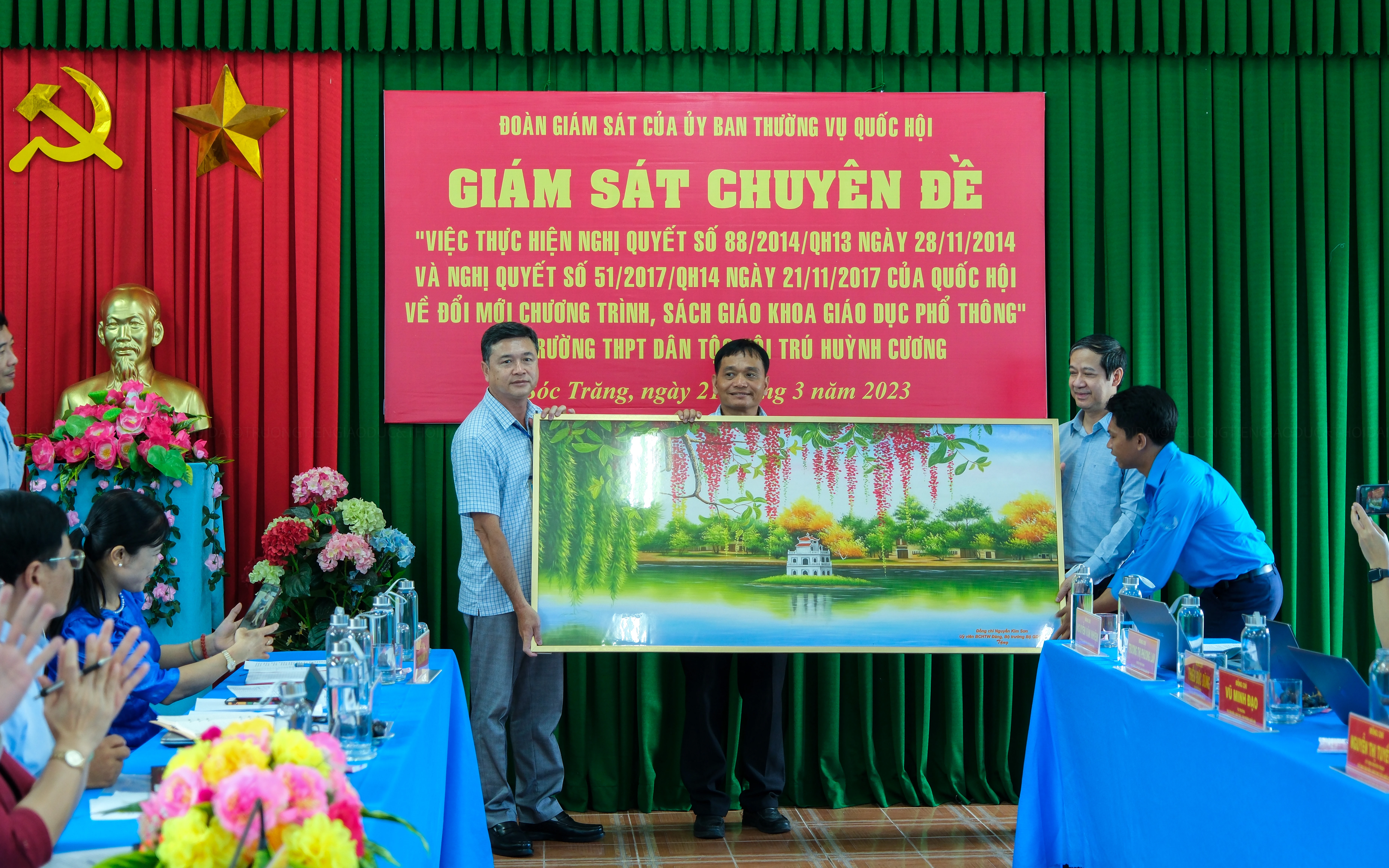 Bộ trưởng tặng quà lưu niệm cho Trường THPT dân tộc nội trú Huỳnh Cương. Bộ trưởng tặng quà lưu niệm cho Trường THPT dân tộc nội trú Huỳnh Cương.