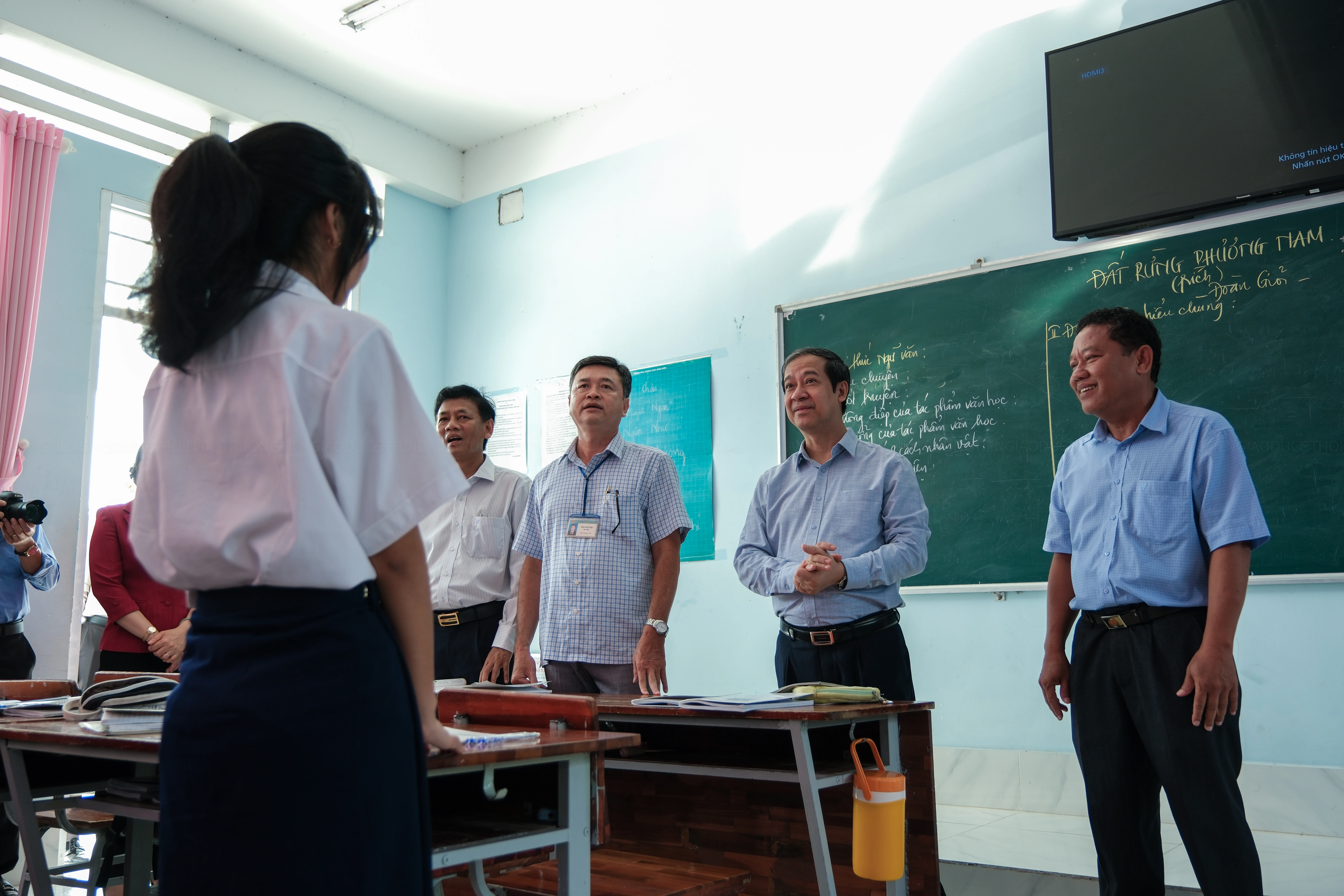Em Lý thanh Bình - học sinh lớp 10 của Trường THPT dân tộc nội trú Huỳnh Cương cho biết: "Việc học tại trường rất vui, bữa ăn tại trường rất đầy đủ và rất no". Em Lý thanh Bình - học sinh lớp 10 của Trường THPT dân tộc nội trú Huỳnh Cương cho biết: "Việc học tại trường rất vui, bữa ăn tại trường rất đầy đủ và rất no".