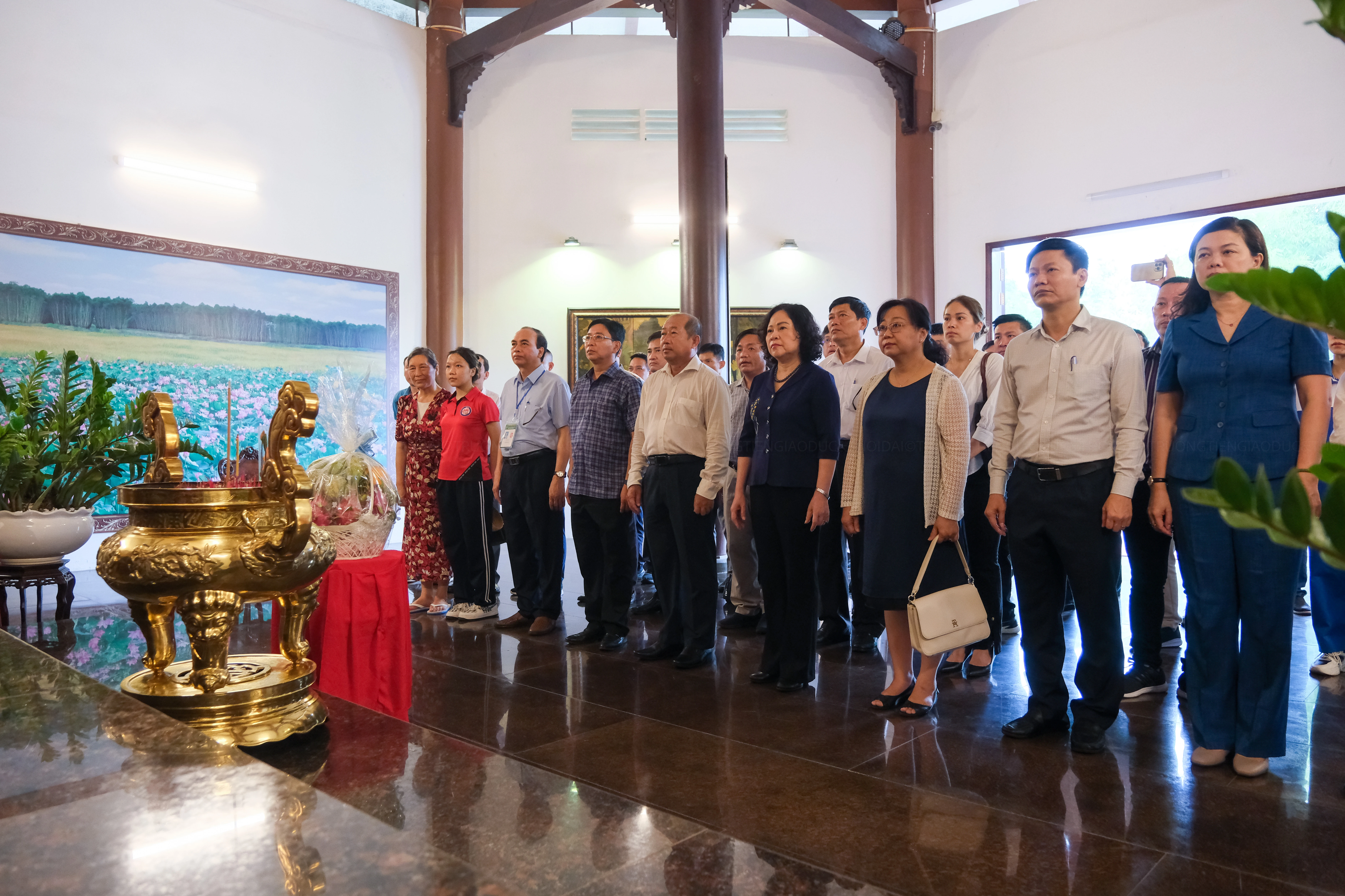 Thứ trưởng Bộ GD&amp;ĐT Ngô Thị Minh cùng lãnh đạo UBND tỉnh Đồng Tháp và Sở GD&amp;ĐT các tỉnh đến viếng Cụ Phó bảng Nguyễn Sinh Sắc.