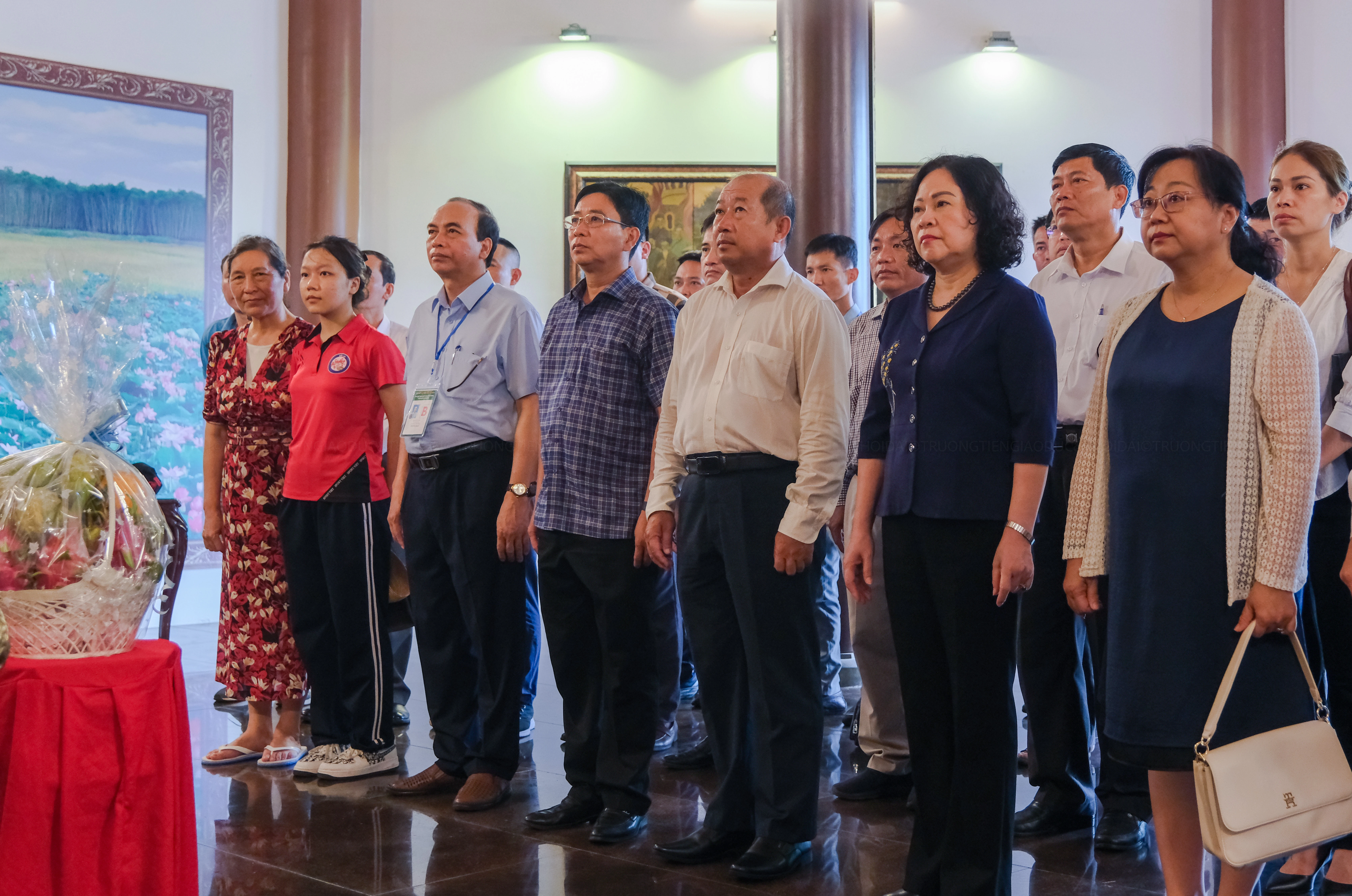 Các đại biểu đã thành kính dâng phẩm vật, dâng hương, mặc niệm tưởng nhớ công lao của Cụ Nguyễn Sinh Sắc.