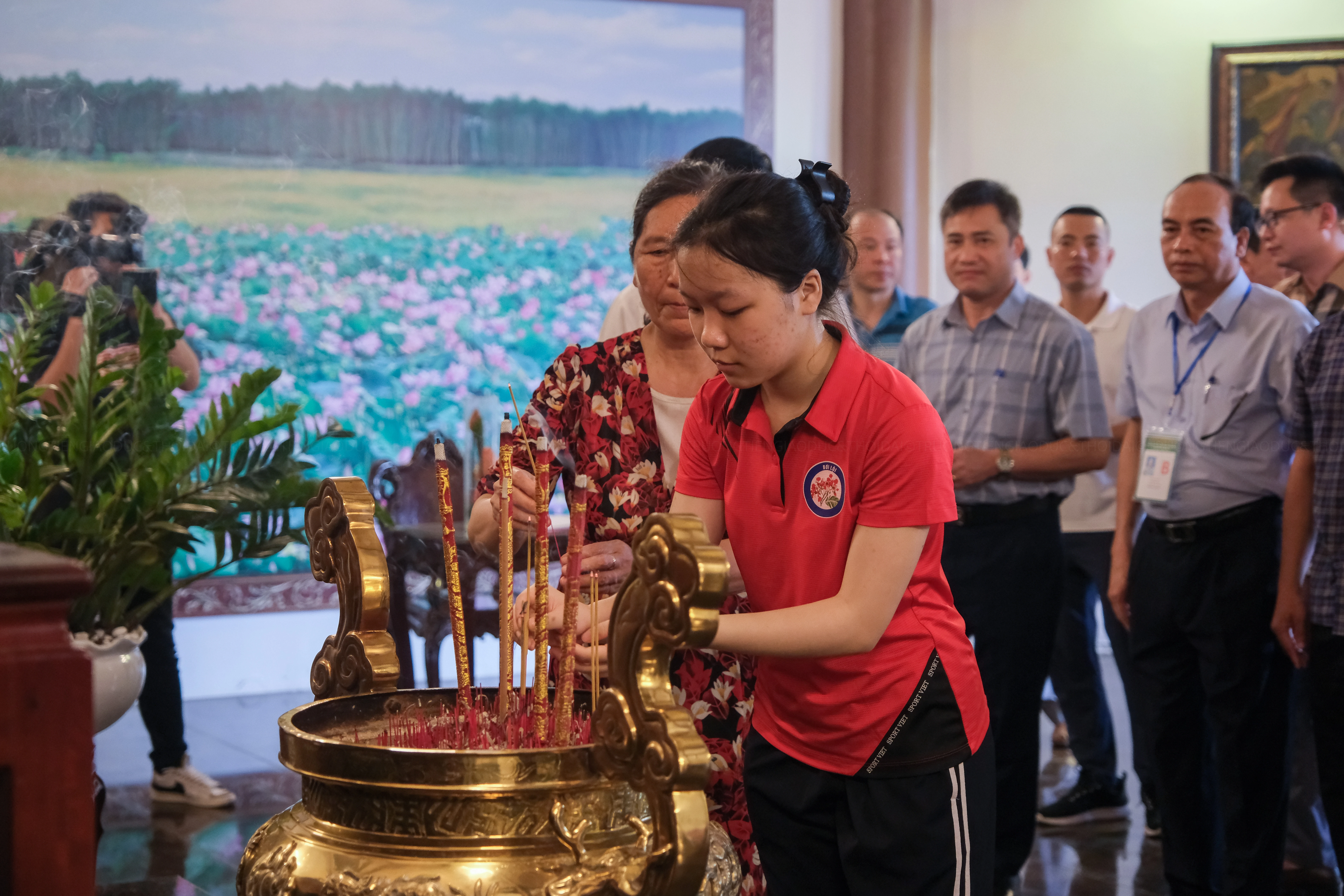 Các đại biểu đã thành kính dâng phẩm vật, dâng hương, mặc niệm tưởng nhớ công lao của Cụ Nguyễn Sinh Sắc.