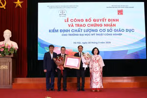 Lãnh đạo nhà trường nhận Giấy chứng nhận kiểm định chất lượng cơ sở giáo dục.