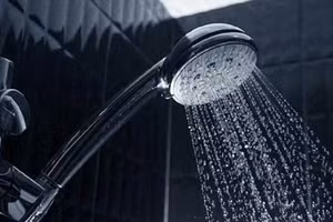Nếu tắm nước lạnh ngay khi vừa đi nắng về, sự thay đổi nhiệt độ quá nhanh sẽ khiến cơ thể không kịp thích nghi. Ảnh minh họa.