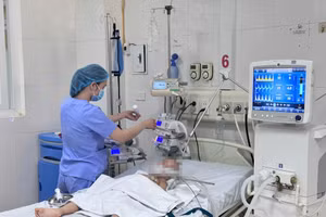 Bệnh nhi tiếp tục được hỗ trợ bằng máy thở, theo dõi và chăm sóc tích cực. Ảnh: BVCC. 