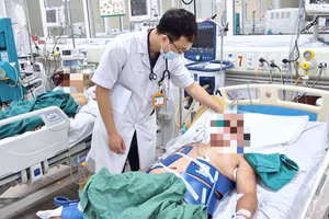 Bệnh nhân rơi vào tình trạng toan chuyển hóa nặng, kali máu cao và phải duy trì 2 vận mạch do sốc sau ngừng tuần hoàn. Ảnh: BVCC. 
