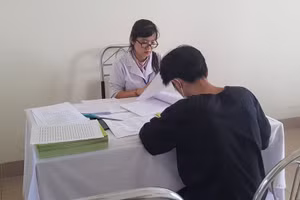 Tư vấn làm các thủ tục xét nghiệm cho người thuộc nhóm MSM tại Trung tâm kiểm soát bệnh tật tỉnh Thừa Thiên Huế. 