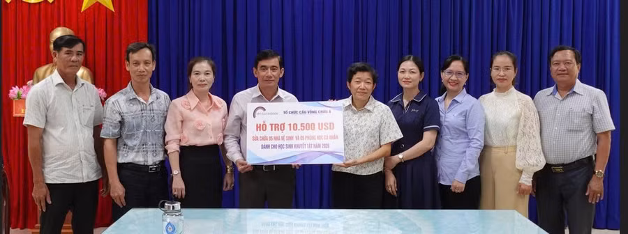 Lãnh đạo Sở GD&ĐT Cà Mau tiếp nhận nguồn tài trợ.