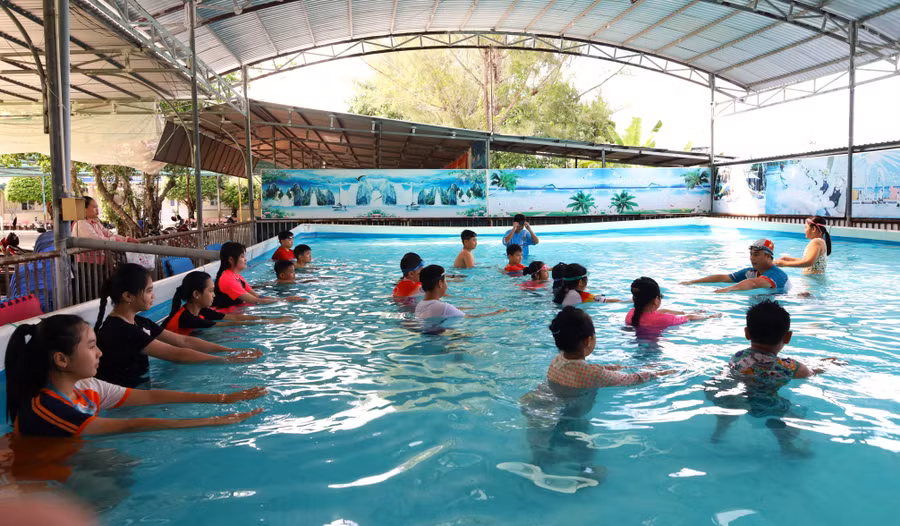 Trẻ em tham gia lớp học bơi miễn phí.