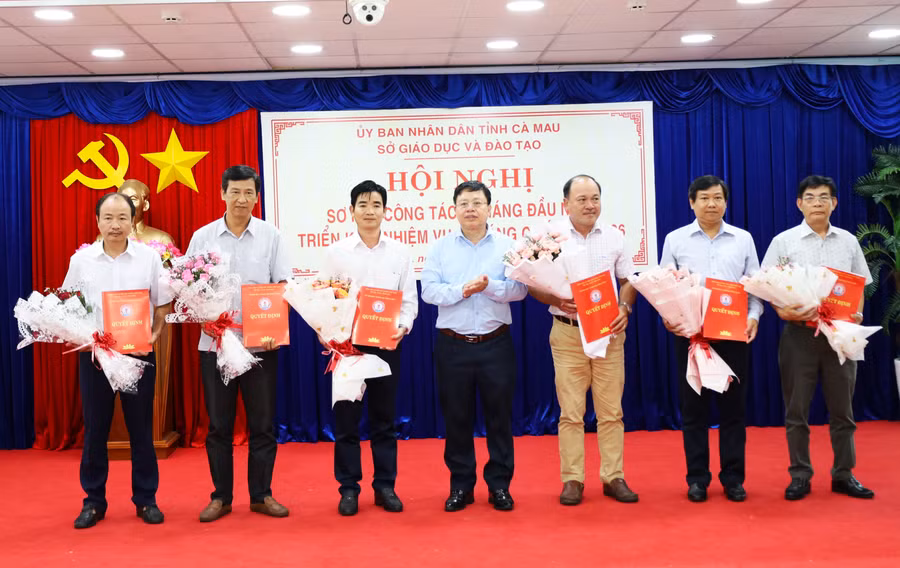 Lãnh đạo Sở GD&ĐT Cà Mau trao quyết định cho các Hiệu trưởng.