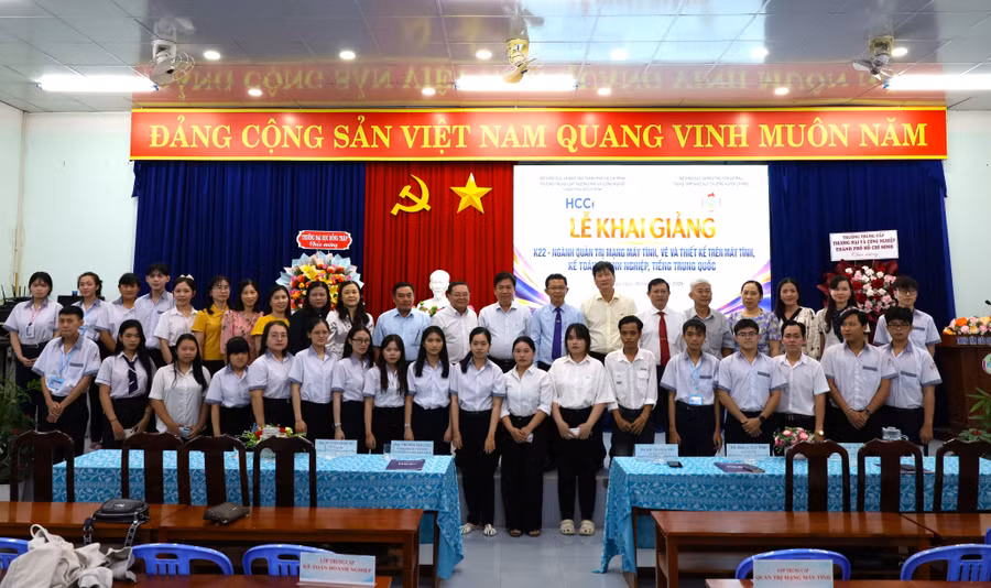 Đại biểu chụp ảnh cùng học viên tham gia khóa học. Ảnh: QM.
