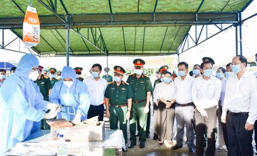Lãnh đạo tỉnh Cà Mau theo dõi quy trình lấy mẫu hài cốt liệt sĩ. Ảnh CTV.