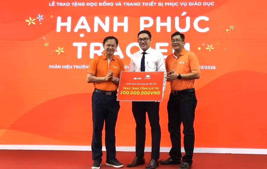Giám đốc BDU Cà Mau nhận bảng tượng trưng học bổng từ đơn vị tài trợ.