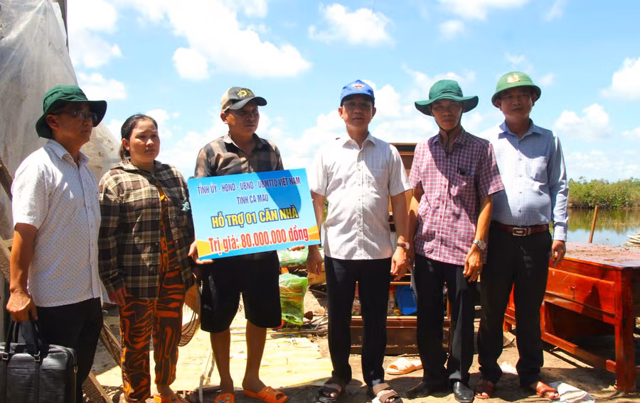 Ông Hồ Thanh Thủy - Phó Bí thư Tỉnh ủy Cà Mau thăm hỏi, hỗ trợ người dân bị thiệt hại do thiên tai.