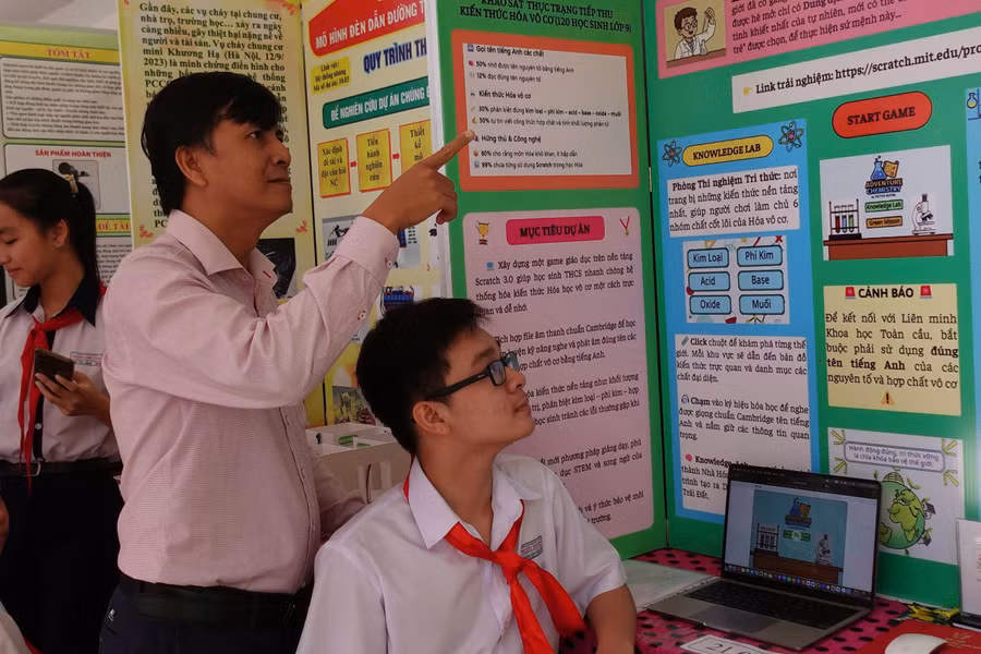 Giáo viên và học sinh tham quan khu trưng bày dự án dự thi.