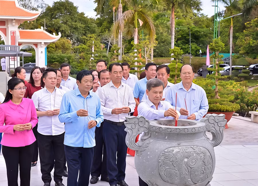 ban-noi-chinh-1.jpg