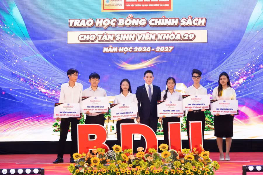 Trao học bổng chính sách cho tân sinh viên. 1789801137843-6288627414586299233-6288627414586299233-h.jpg