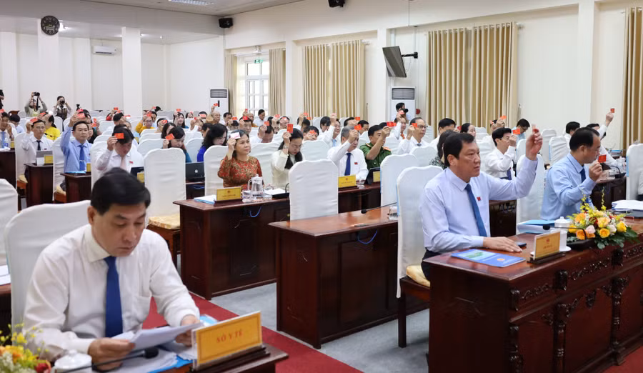 Đại biểu HĐND tỉnh Cà Mau biểu quyết thông qua các Nghị quyết.