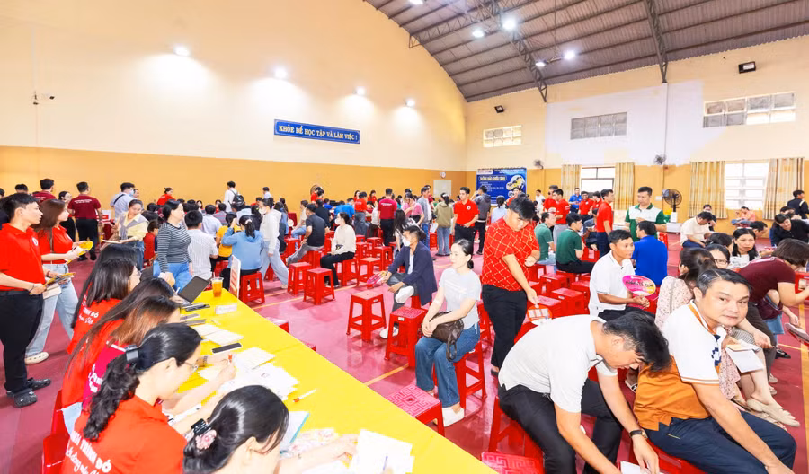 Đông đảo người dân Cà Mau tình nguyện tham gia hiến máu.