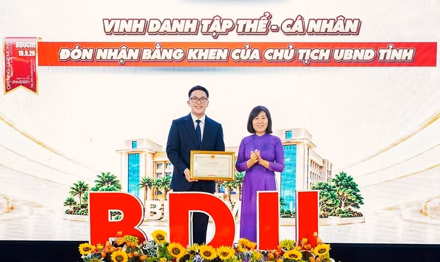 Bà Nguyễn Hồng Nhung, Phó Giám đốc Sở GD&ĐT tỉnh Cà Mau trao Bằng khen của Chủ tịch UBND tỉnh Cà Mau cho BDU Cà Mau. khai-giang-2.jpg