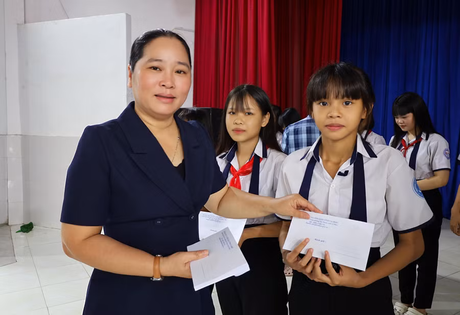 Bà Nguyễn Thu Tư - Giám đốc Sở Dân tộc và Tôn giáo tỉnh Cà Mau trao học bổng học sinh.