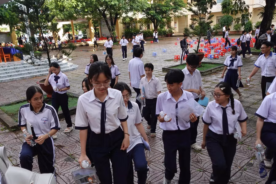 Học sinh bước vào phòng thi.