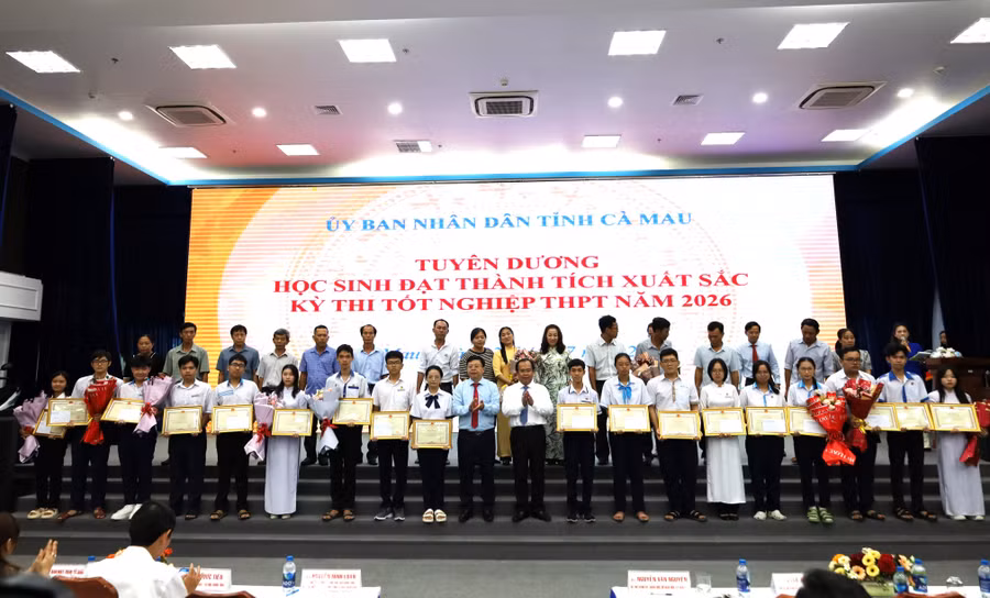 Học sinh đạt thành tích cao cùng phụ huynh chụp ảnh lưu niệm cùng lãnh đạo UBND tỉnh và Sở GD&ĐT tỉnh Cà Mau.