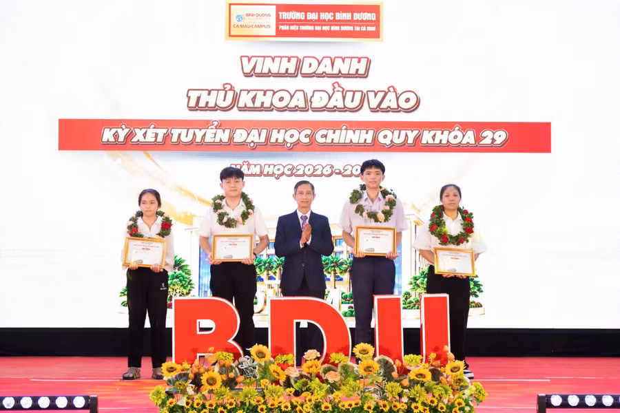 Vinh danh thủ khoa đầu vào. 1789801135787-6288627414586299233-6288627414586299233-h.jpg