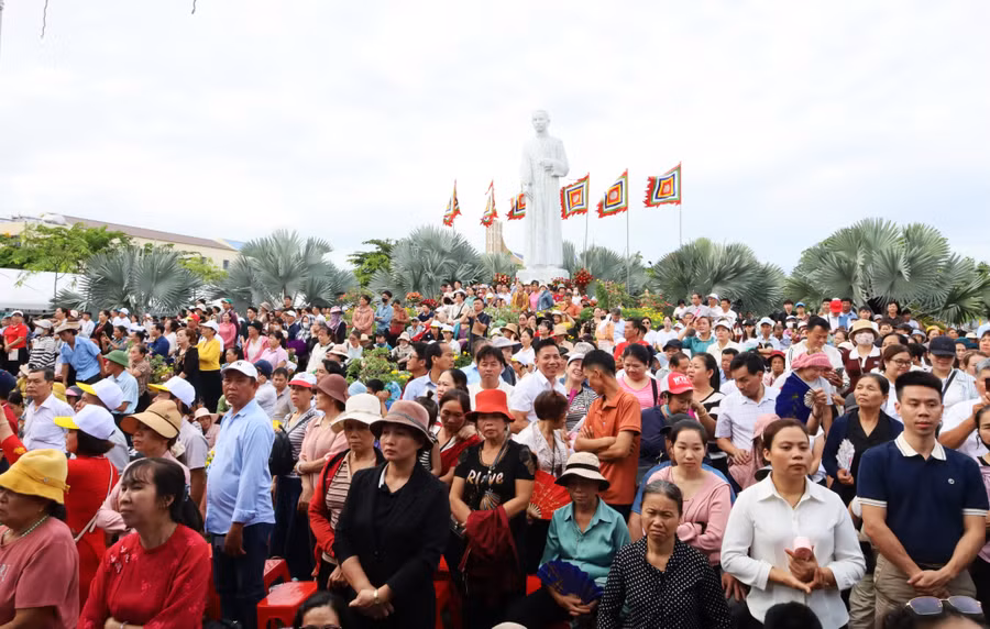 Giáo dân tập trung theo dõi nghi lễ tuyên chân phước.