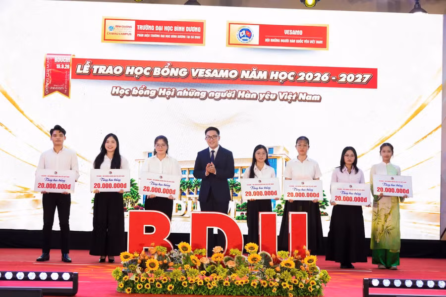 Lãnh đạo BDU Cà Mau trao học bổng VESAMO cho sinh viên. 1789801157122-6288627414586299233-6288627414586299233-h.jpg