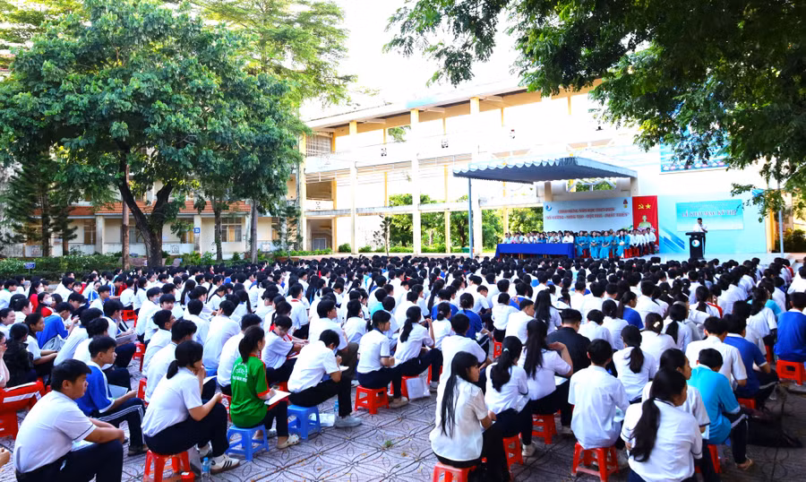 tuyen-sinh-lop-10-chuyen-1.jpg