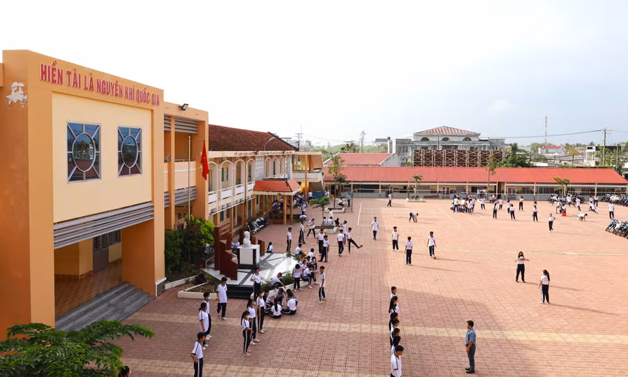 Trường THPT Cái Nước, Cà Mau được đầu tư xây dựng mới các phòng học và phòng học bộ môn theo dự án.