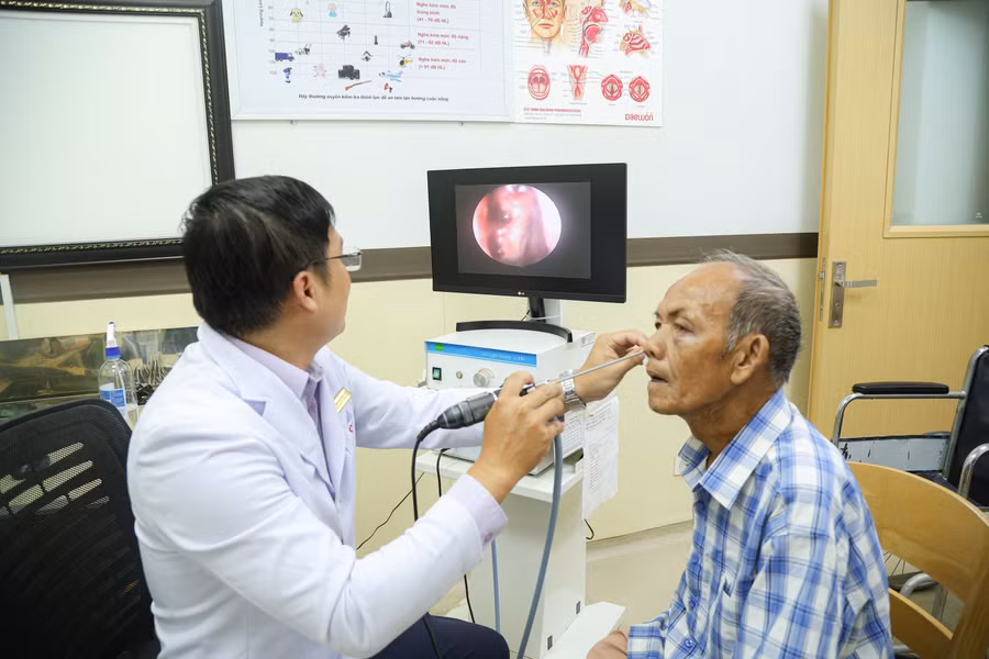 Bác sĩ thăm khám cho bệnh nhân.