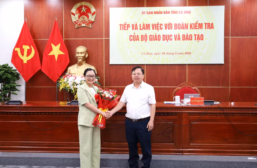 Thứ trưởng Nguyễn Thị Quyên Thanh và lãnh đạo Sở GD&ĐT Cà Mau tại buổi làm việc.