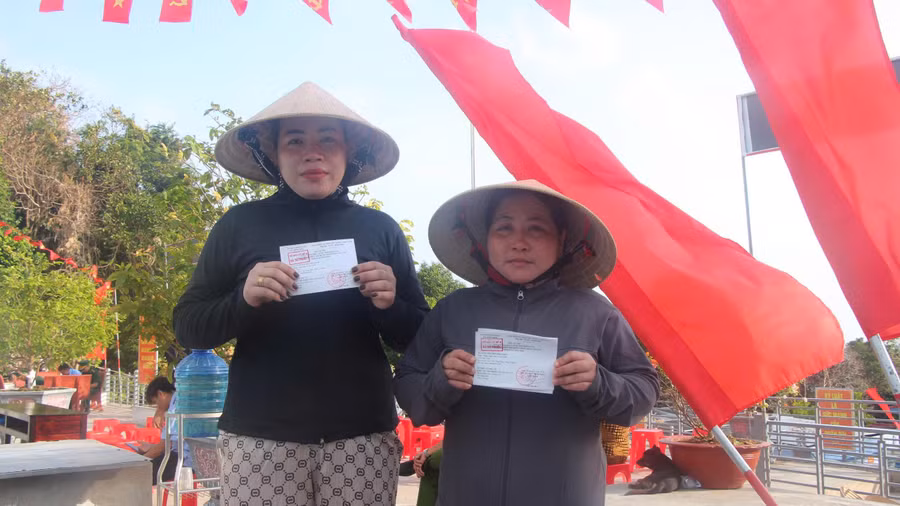 Cử tri đảo Hòn Chuối đến bỏ phiếu bầu cử.