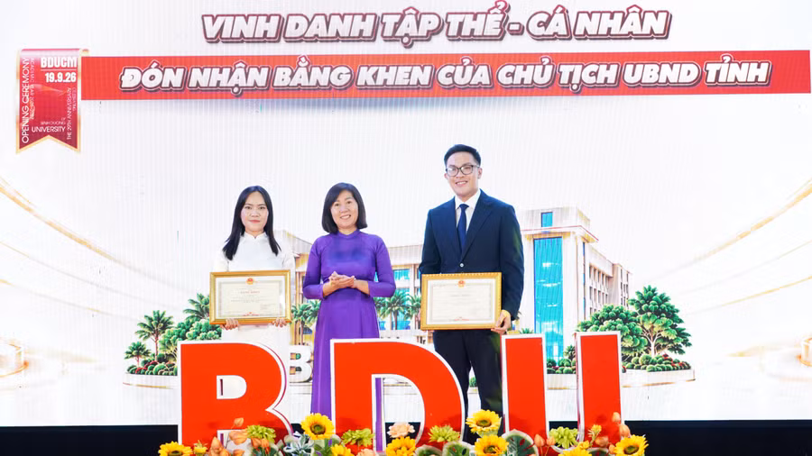 Bà Nguyễn Hồng Nhung, Phó Giám đốc Sở GD&ĐT tỉnh Cà Mau trao Bằng khen của Chủ tịch UBND tỉnh cho 2 cá nhân BDU Cà Mau. dsc08800.jpg