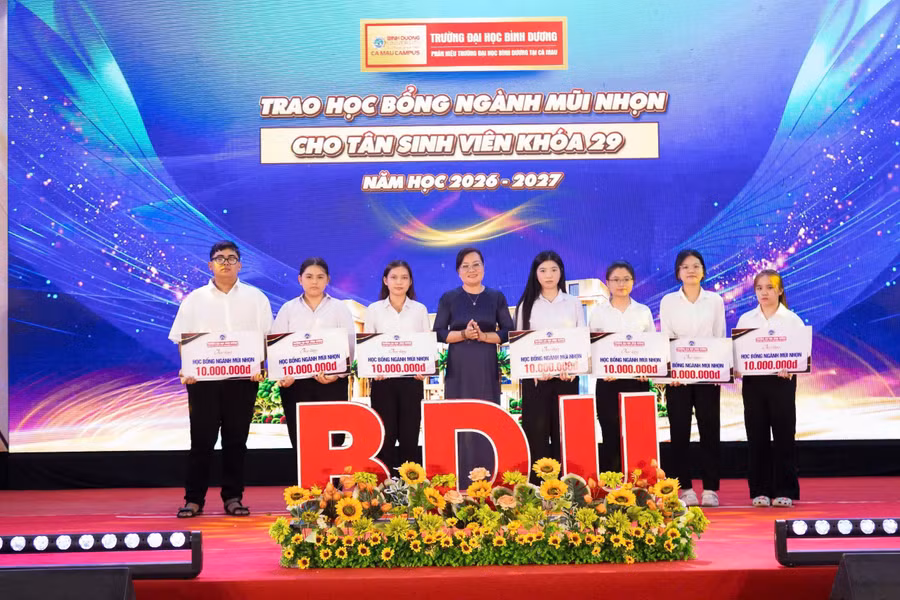 Sinh viên được trao học bổng ngành mũi nhọn. 1789801143183-6288627414586299233-6288627414586299233-h.jpg