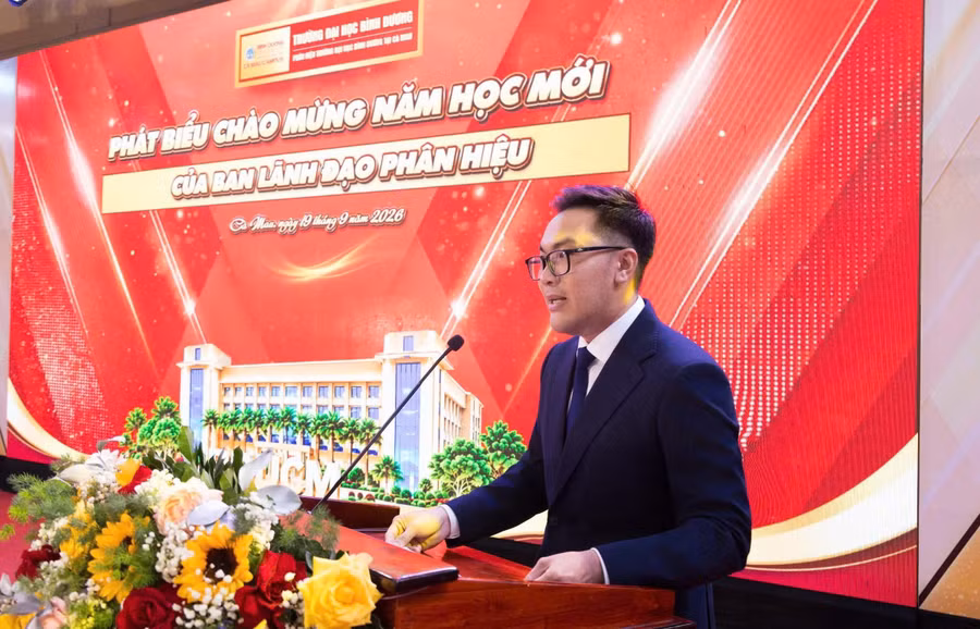 TS Trịnh Huỳnh An, Phó Hiệu trưởng Trường Đại học Bình Dương, Giám đốc Phân hiệu tại Cà Mau phát biểu khai giảng. 1789801172949-6288627414586299233-6288627414586299233-h.jpg