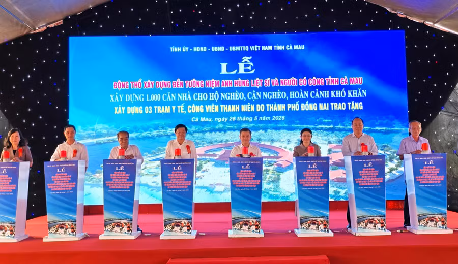 Đại biểu bấm nút khởi động các công trình.