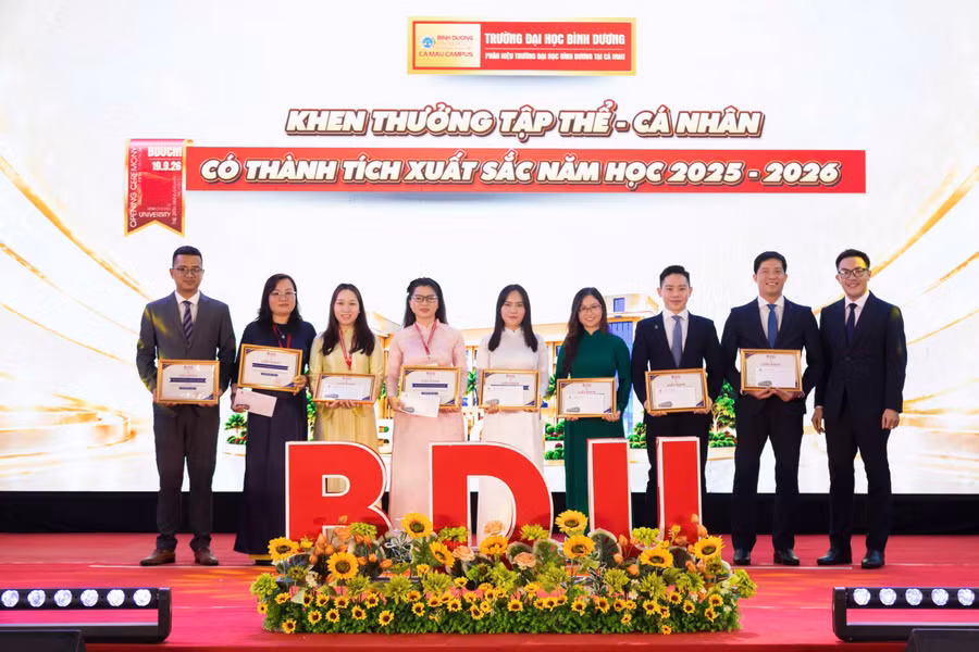 Lãnh đạo BDU Cà Mau khen thưởng tập thể, cá nhân có thành tích. 1789801133730-6288627414586299233-6288627414586299233-h.jpg
