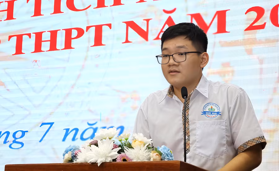 Bùi Lê Hà Nhân, đại diện học sinh đạt thành tích cao phát biểu tại lễ tuyên dương.