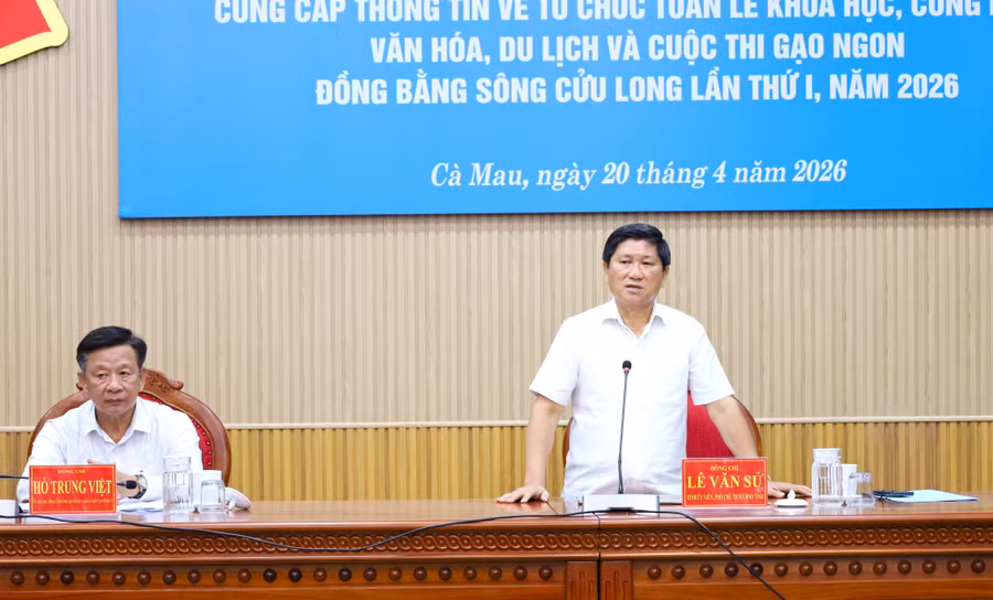 Lãnh đạo tỉnh Cà Mau chủ trì buổi họp báo.