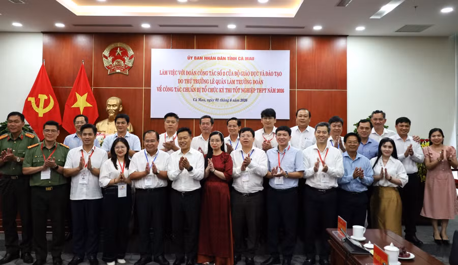 Đoàn Công tác Bộ GD&ĐT chụp ảnh lưu niệm cùng Ban Chỉ đạo Kỳ thi tốt nghiệp THPT tỉnh Cà Mau.