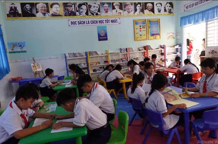 Học sinh đọc sách trong thư viện mới.