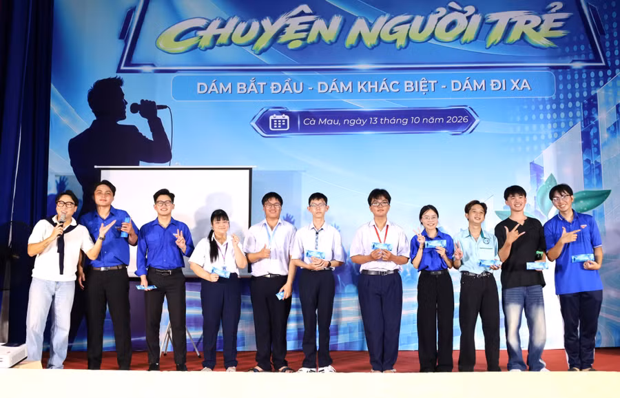 Diễn giả Trung Coffee chụp ảnh cùng các bạn trẻ tại Talkshow.