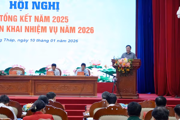 Chủ tịch UBND tỉnh Đồng Tháp Phạm Thành Ngại phát biểu tại Hội nghị.
